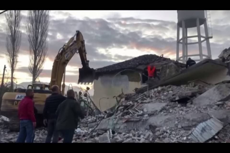 Albania, nuova forte scossa di magnitudo 5.6 vicino a Tirana