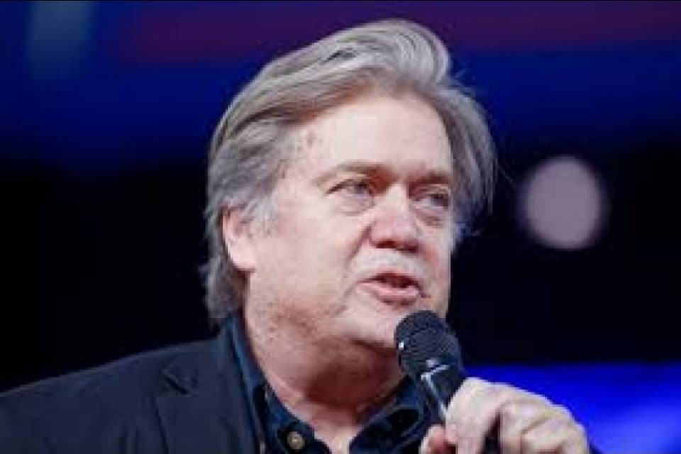 Manifestazione pacifica a Zurigo contro la visita di Bannon