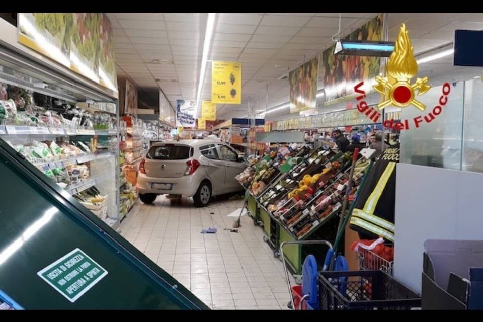 Auto plana nel supermercato
