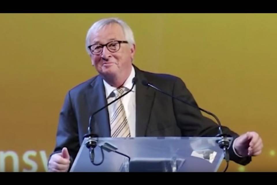 Juncker si mette a ballare sul palco di Bruxelles