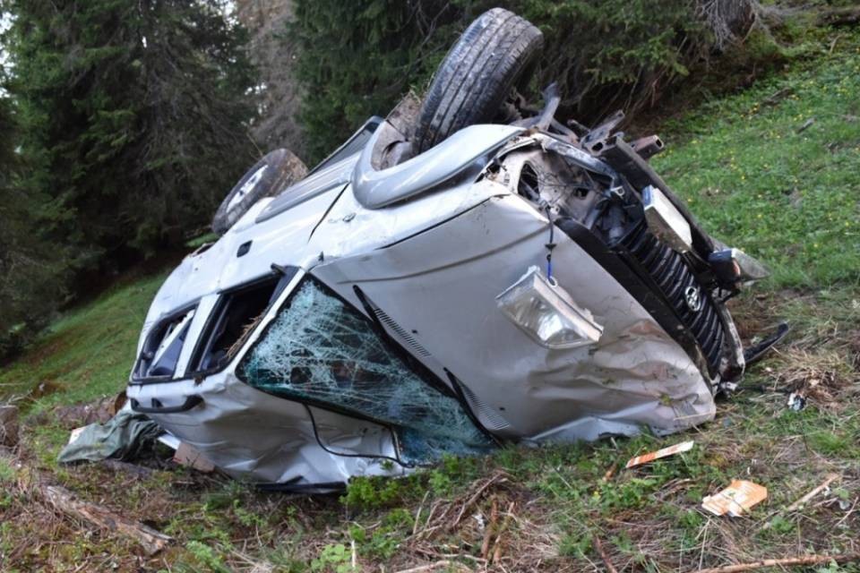 Esce di strada e ruzzola per una trentina di metri nel dirupo