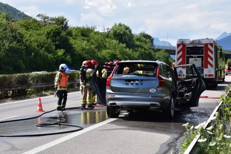 Auto in fiamme: A2 chiusa in direzione nord per 30 minuti