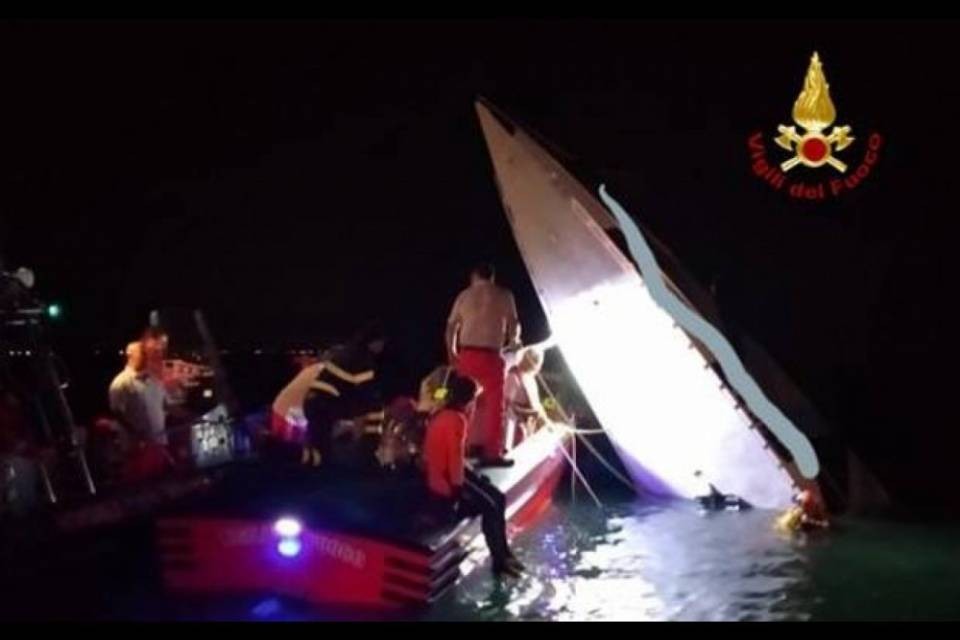 Offshore si schianta contro una diga a Venezia, 3 morti