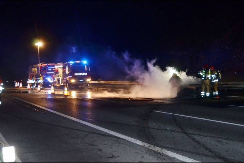 Auto prende fuoco sull'A2 sulle rampe del Monte Ceneri