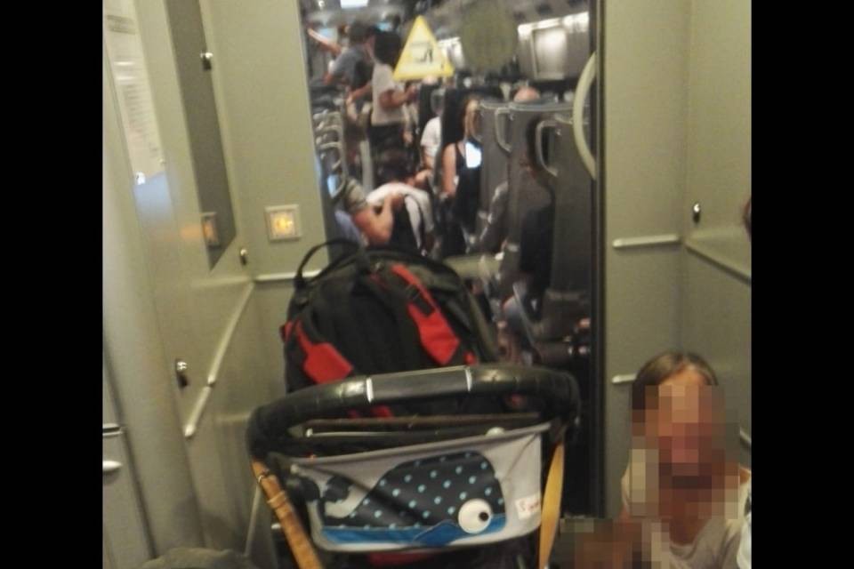 Eurocity sovraffollato: "Parte del treno è rimasta in Italia"