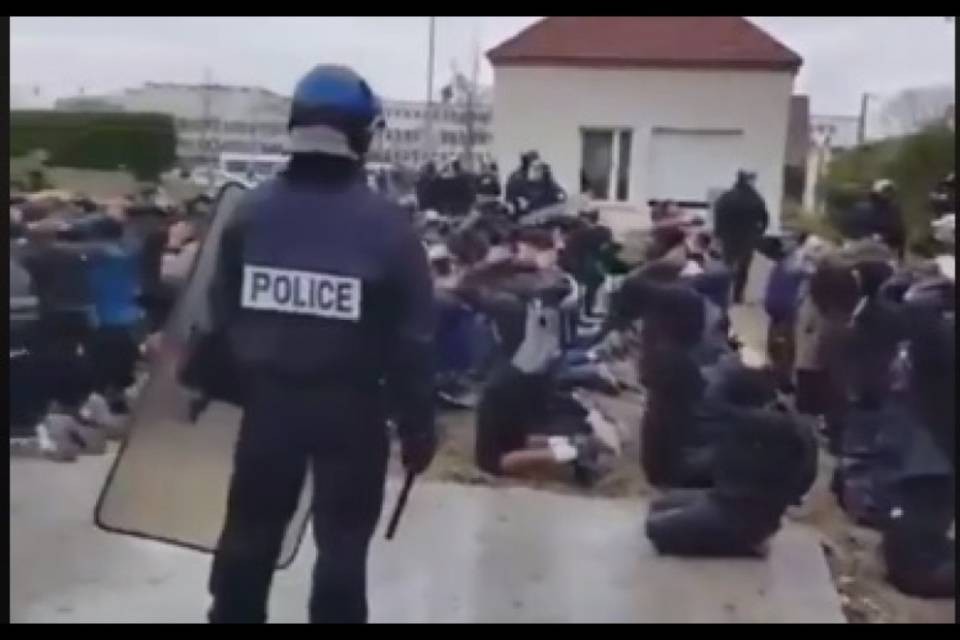 Gilet gialli, la Polizia fa inginocchiare gli studenti