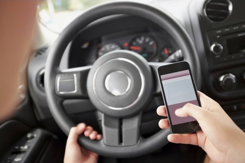 Usava il bluetooth in auto, assolto