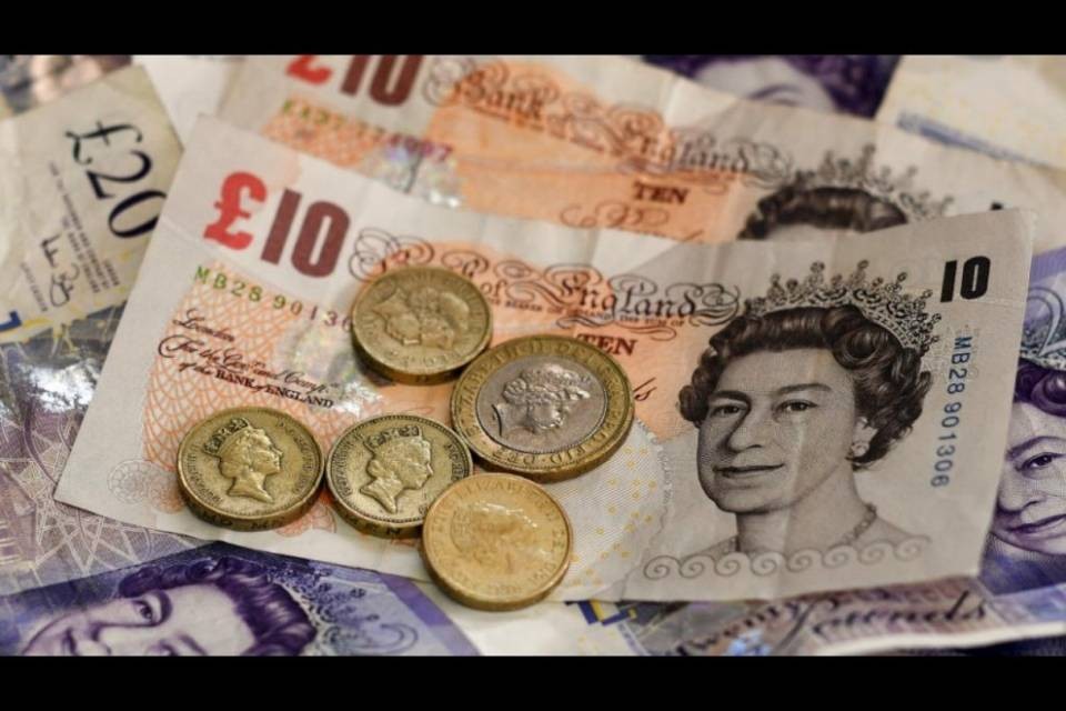 Caos per ritiro moneta da un pound, negozi si rifiutano