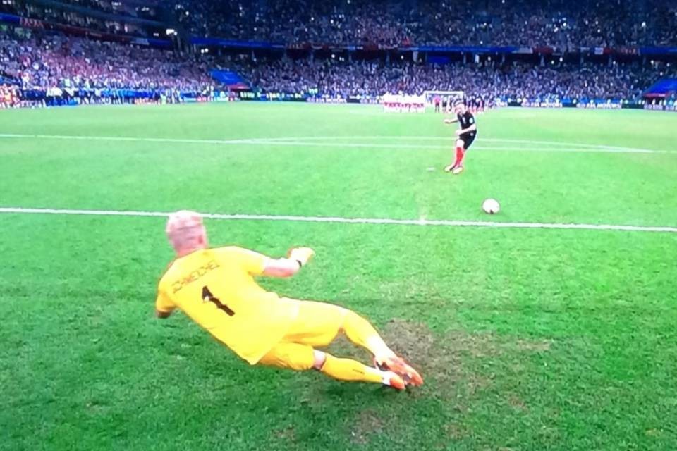 Rakitic regala la qualificazione alla Croazia