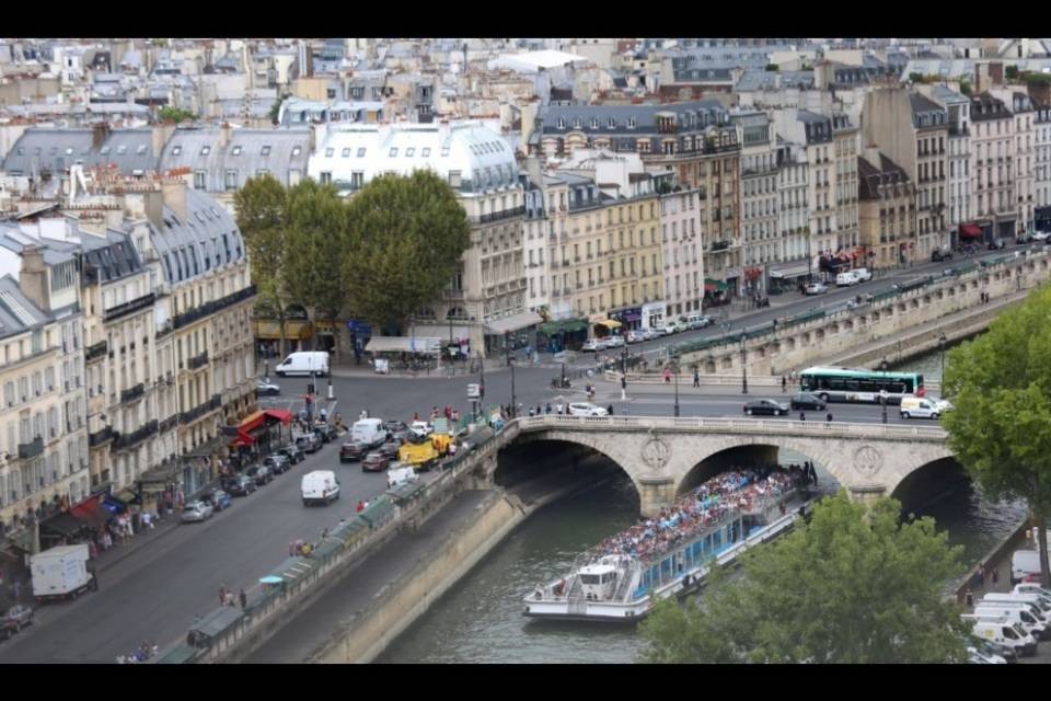 Follia a Parigi: schiacciato contro un bus dopo il tamponamento