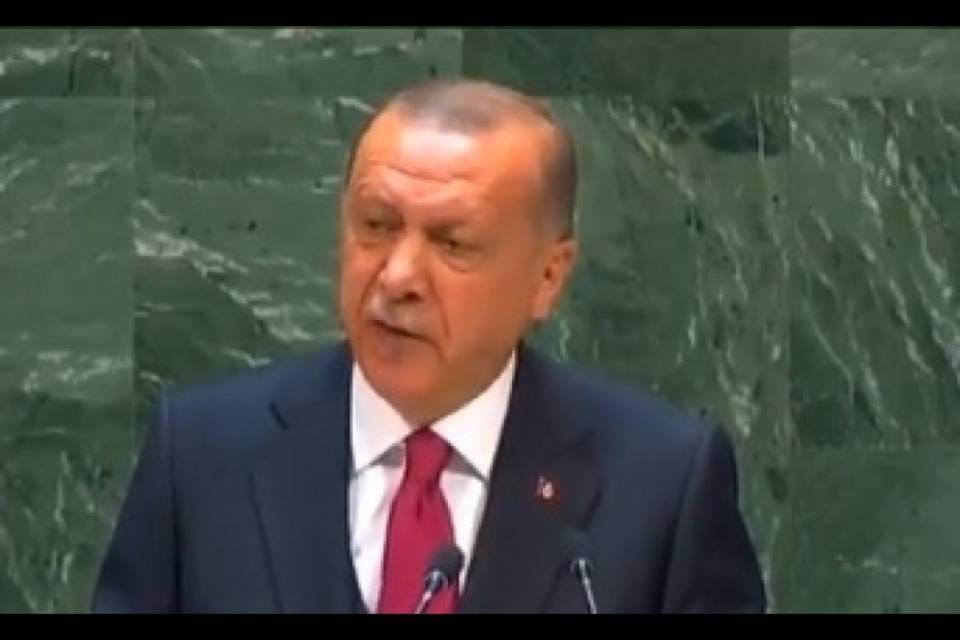 Erdogan: "Se l'UE ci ostacola, manderemo i profughi"