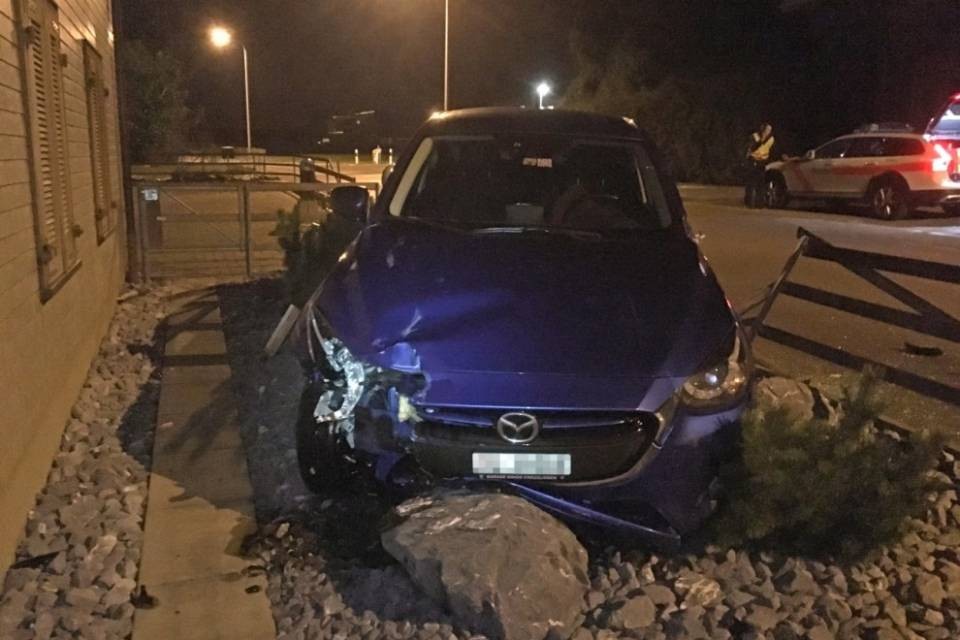 Alcol al volante, termina la corsa in un giardino