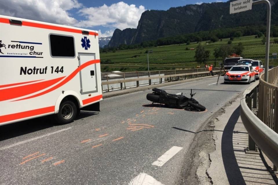 Moto tampona auto, ferito centauro 55enne