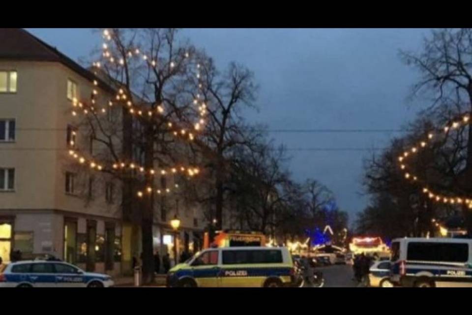 Pacco con esplosivo al mercatino di Potsdam