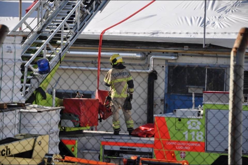 Principio d'incendio in un capannone a Manno