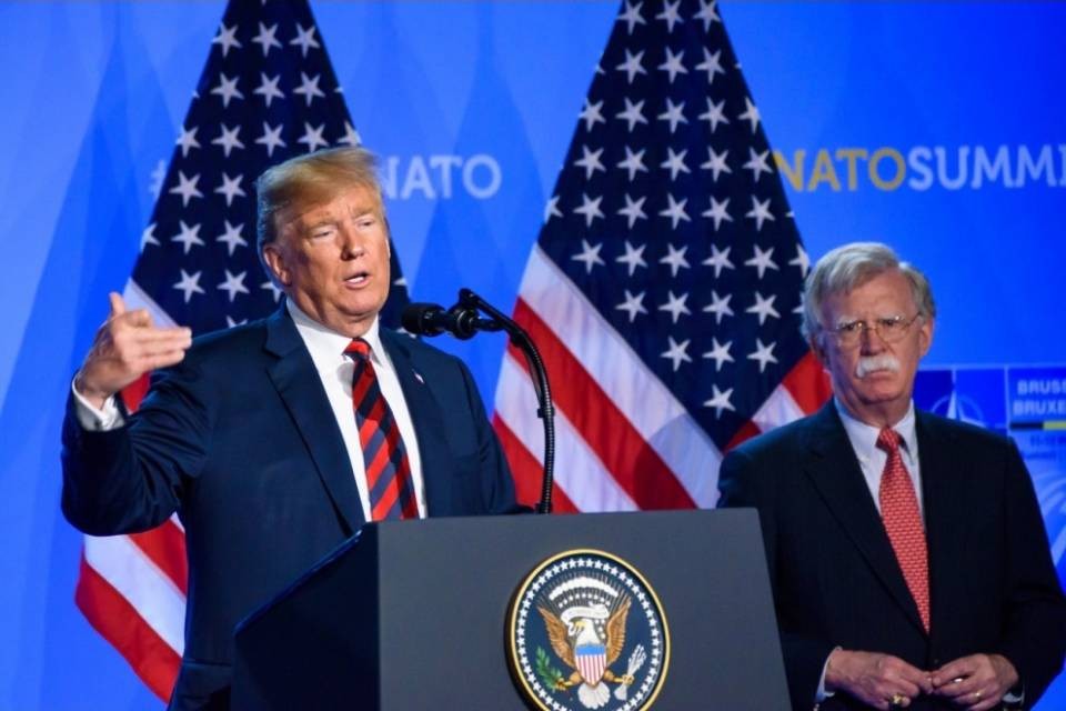 Lui è John Bolton, il suo libro sta facendo tremare Trump