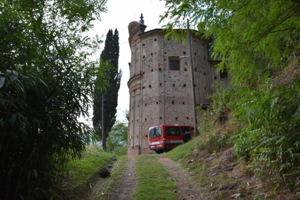 Gridano aiuto dal bosco, in salvo padre e figlia