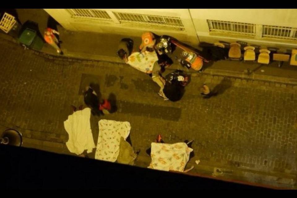 Almeno 8 i terroristi, 7 si sono fatti esplodere