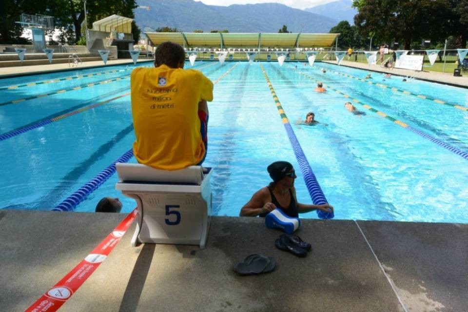 Nuotiamo milioni di metri alla piscina comunale