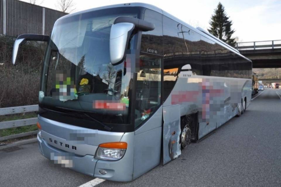 Scoppia lo pneumatico di un bus con 53 bambini a bordo