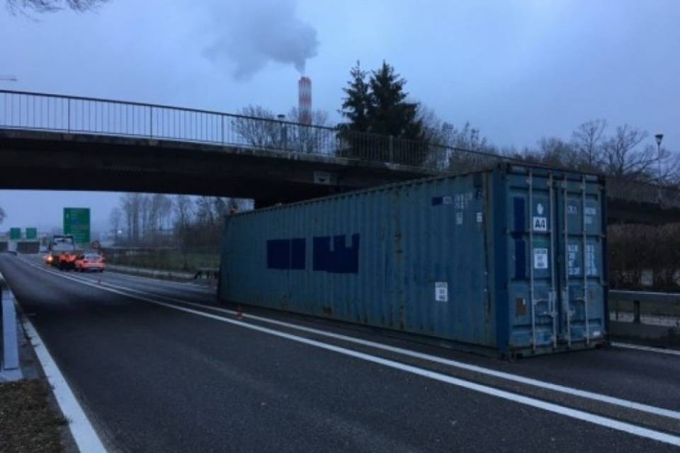 Container finisce...in autostrada