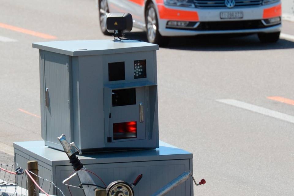 Mendrisio, 19 marzo 2014 - radar mobile per la misurazione della velocita' sull'autostrada in vicinanza dello svincolo autostradale di Mendrisio (FOTO FIORENZO MAFFI)