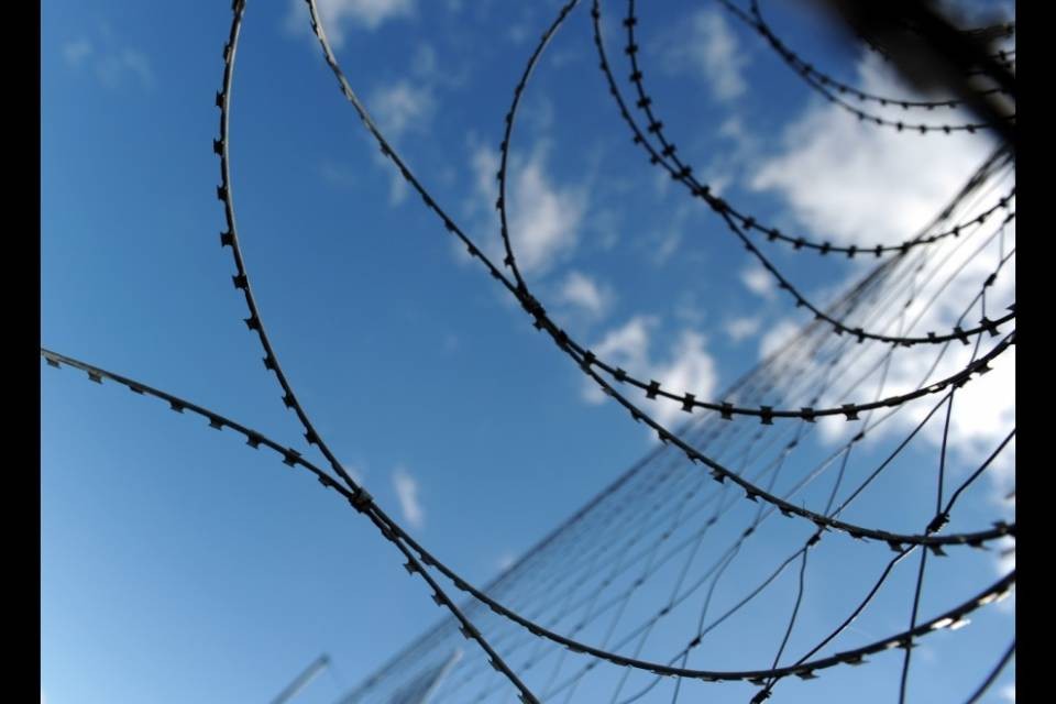 Costruisce una falsa frontiera per truffare i migranti