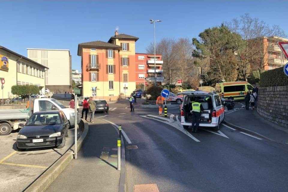 Termina contro un muro, grave un'anziana a Sorengo
