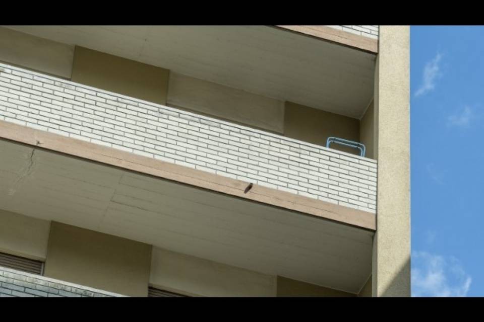 Eritrea caduta dal balcone, forse strangolamento?