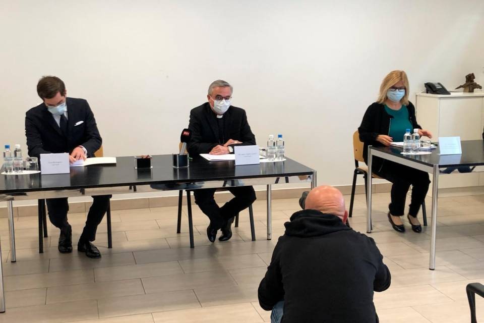 La conferenza stampa durante la quale è stato rivelato il caso
