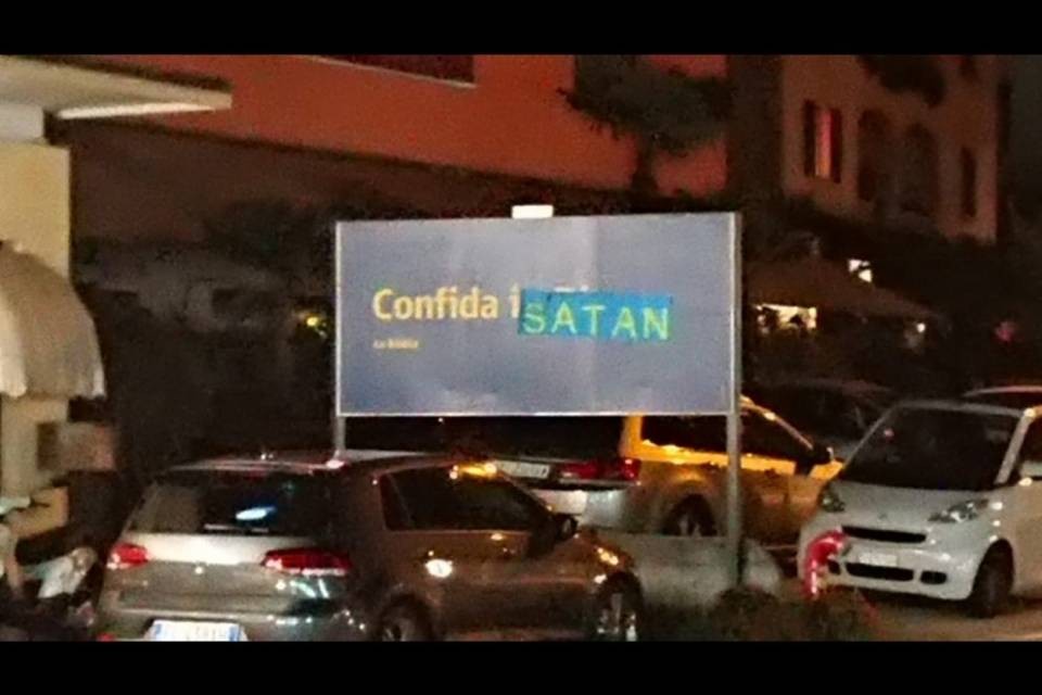 Spunta un cartello "satanico" ad Agno