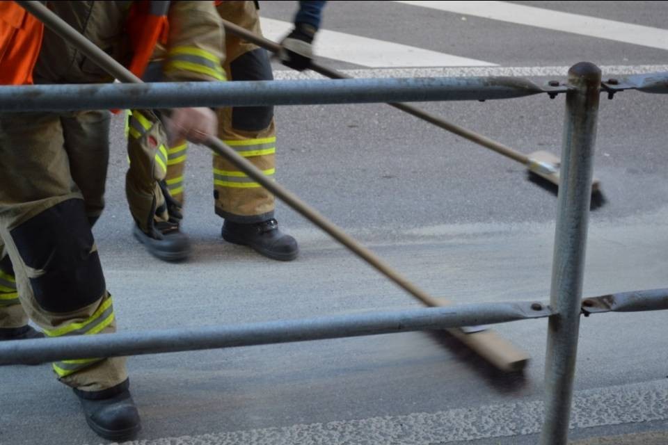 Idrocarburi sul campo stradale: intervengono i pompieri