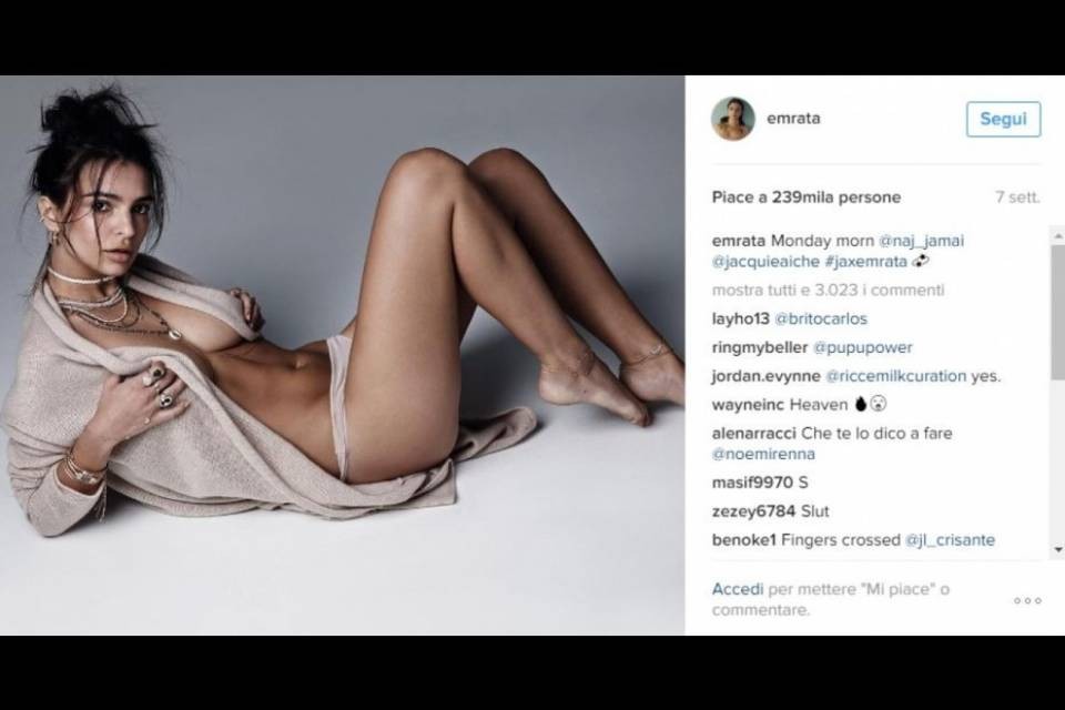 Emily, il lato B fa incetta di like