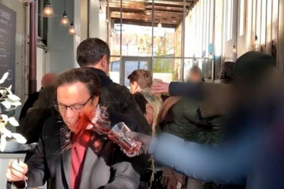 Köppel e Mörgeli attaccati a colpi di frappé