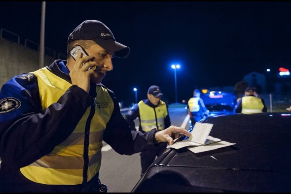 Forzano il blocco con l'auto rubata