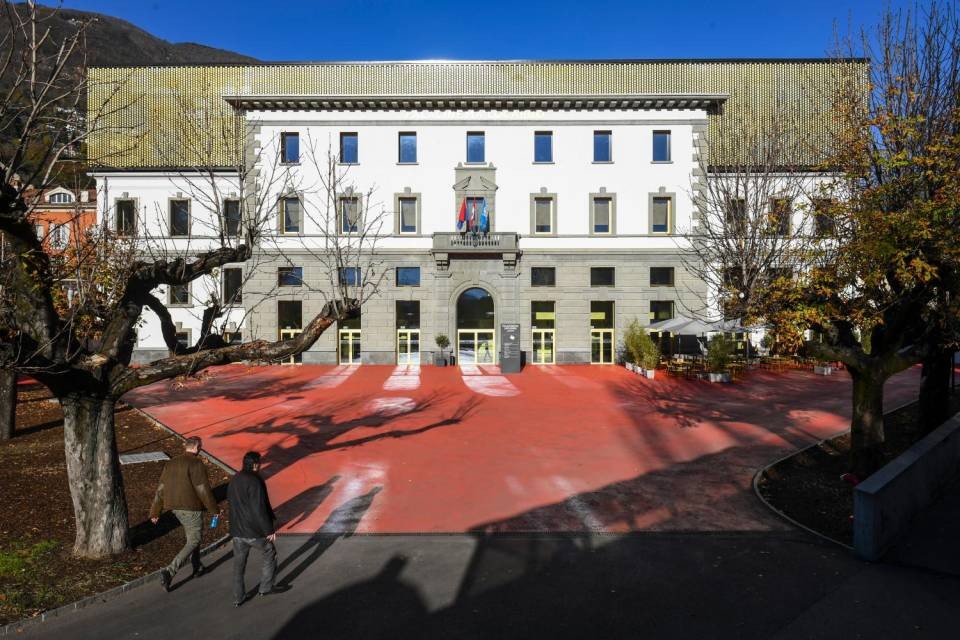 Al Palacinema le tre bandiere resteranno in modo permanente, anche perché ogni volta per sostituire i vessilli serve una gru. Foto CdT/Crinari