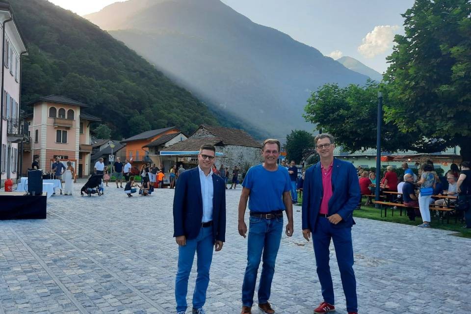 Da destra Mario Branda, Fabio Pasinetti e Simone Gianini in Piazza Pasquéi. Foto Città di Bellinzona