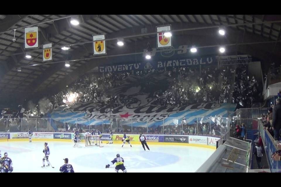 La curva sud ad Ambrì canta "Norman Gobbi a testa in giù"