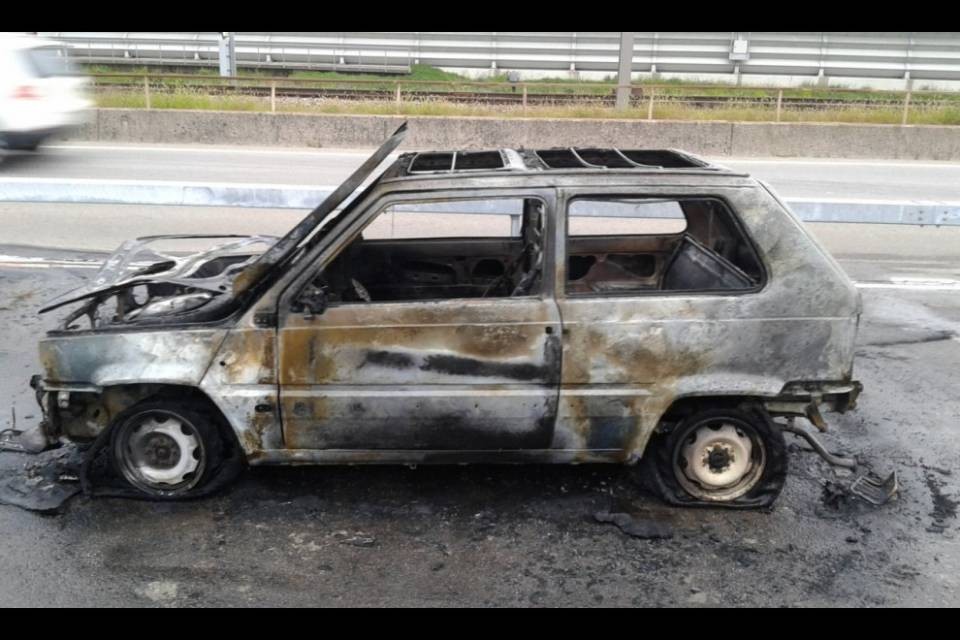 Auto bruciata a Melide