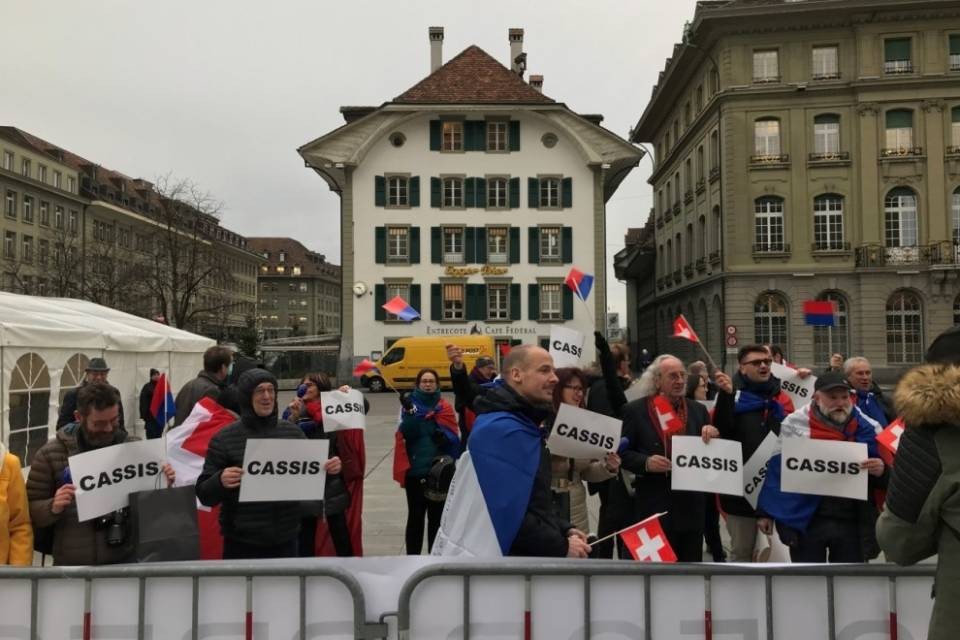 I supporters di Cassis intonano cori davanti a Palazzo federale