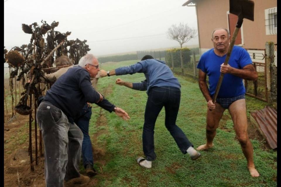Giornalisti aggrediti da bracconiere in mutande