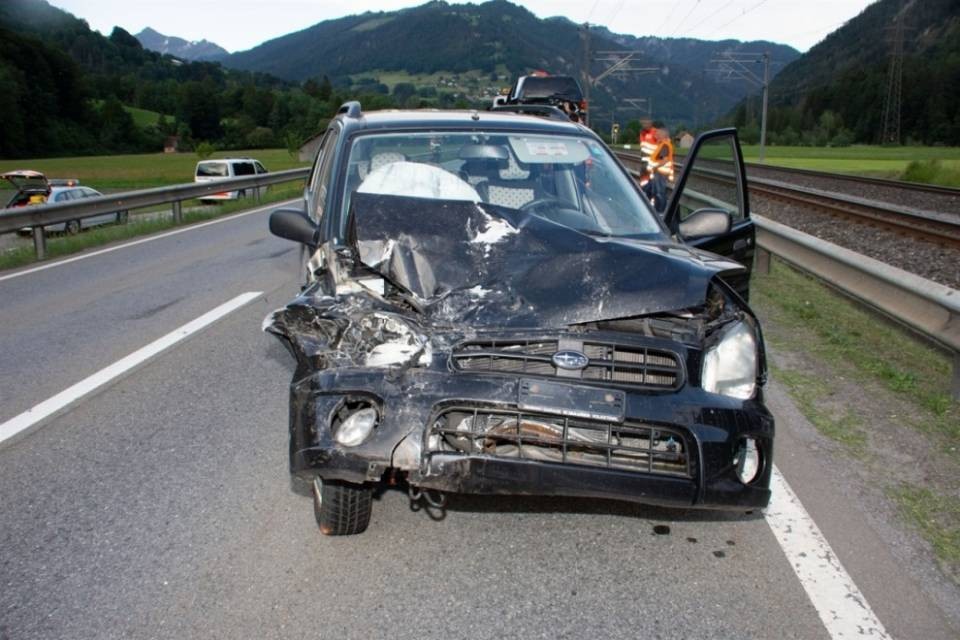 Tampona un'auto con un veicolo rubato e scappa