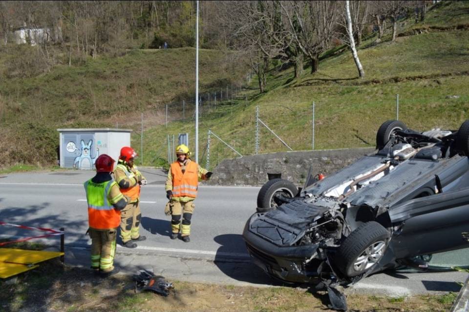 Urta un muretto, si rovescia sul tetto e rimane intrappolata