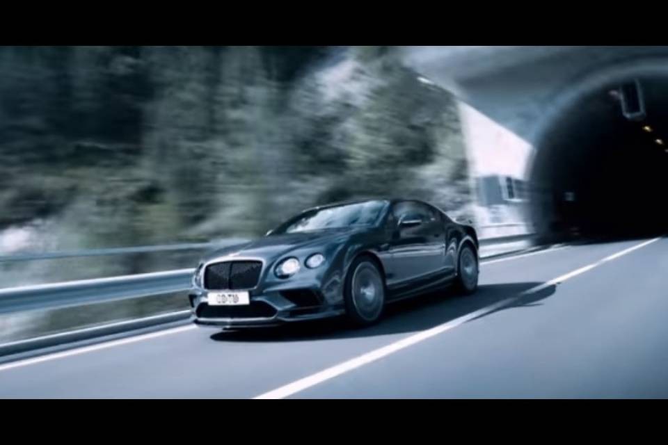 Sfreccia a 252 km/h con la Bentley in autostrada