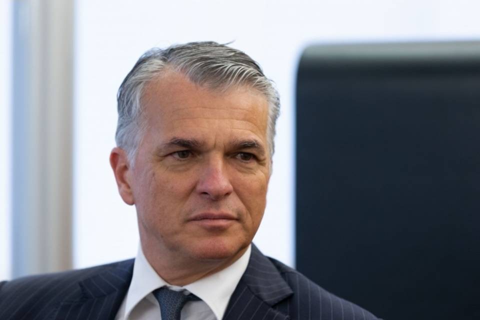 "Ermotti prende 267 volte di più dell'impiegata meno pagata"