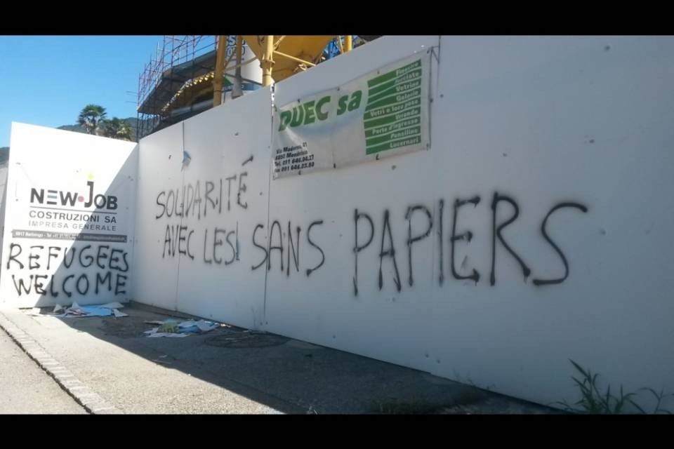 Vandalismi pro-migranti a Melano