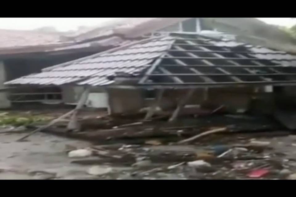 Tsunami colpisce spiagge in Indonesia, oltre 200 morti