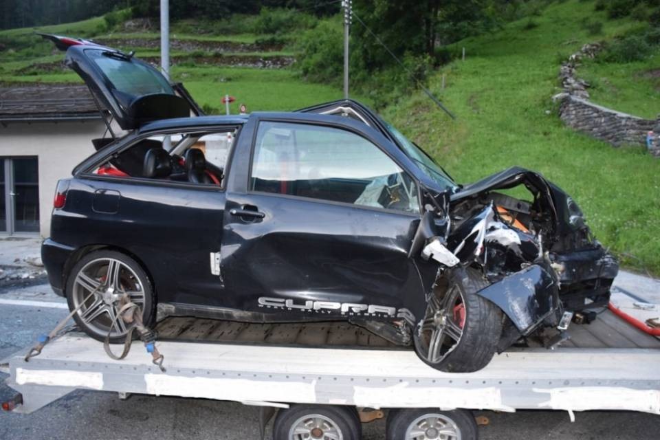 Auto cozza contro un muro a Le prese, un ferito