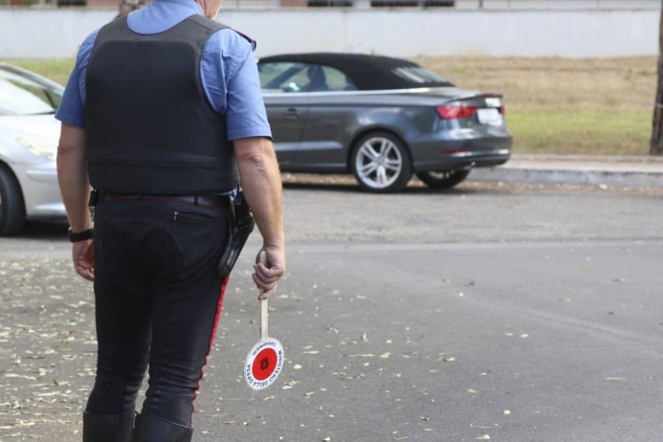 Luino: guida senza patente, maxi multa da 5'000 euro