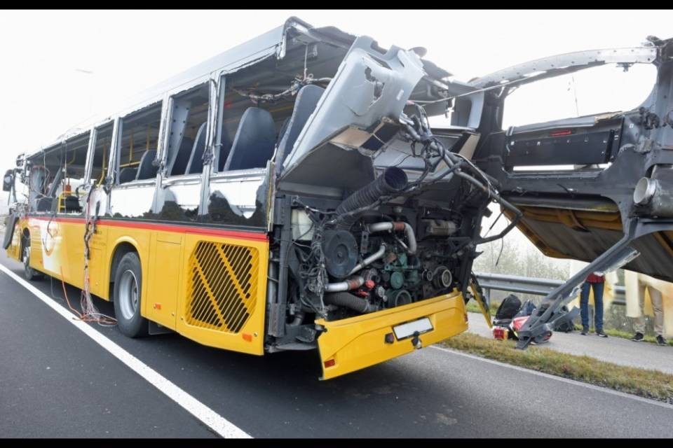 Scontro tra autopostale e camion, 8 feriti
